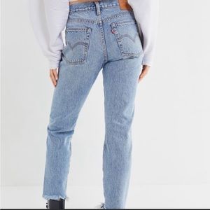 Levis wedgie crop light wash frayed hem